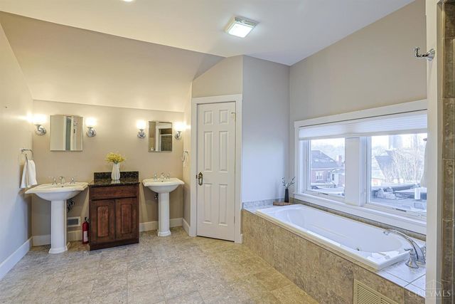 3583 Mooney Avenue, Cincinnati, OH 45208