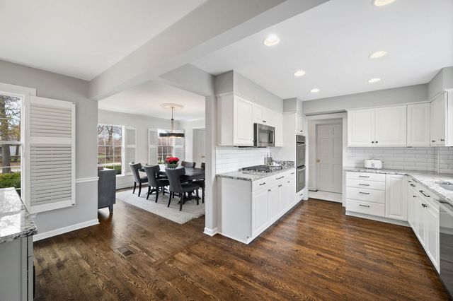 571 Lexington Drive, Lake Forest, IL 60045