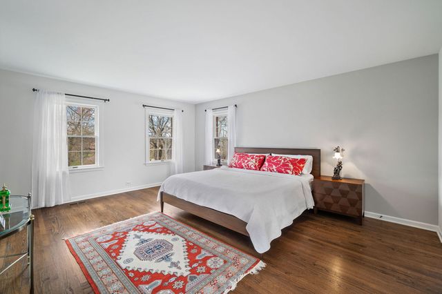 571 Lexington Drive, Lake Forest, IL 60045