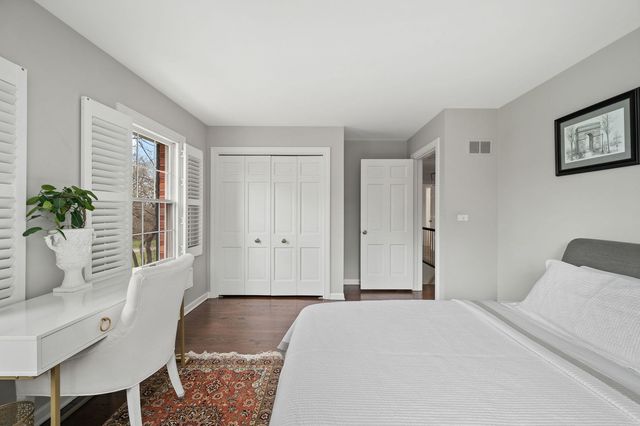 571 Lexington Drive, Lake Forest, IL 60045