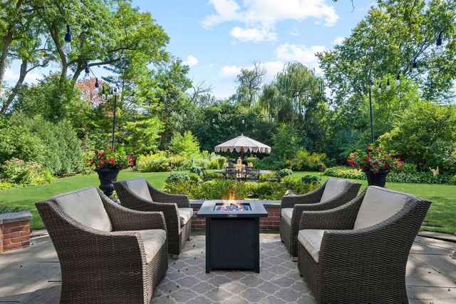 571 Lexington Drive, Lake Forest, IL 60045