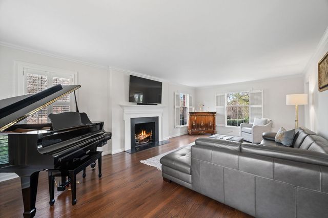 571 Lexington Drive, Lake Forest, IL 60045