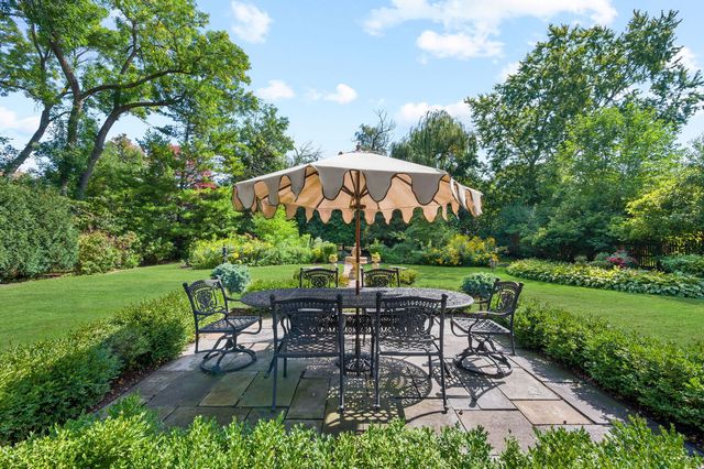 571 Lexington Drive, Lake Forest, IL 60045