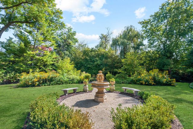 571 Lexington Drive, Lake Forest, IL 60045