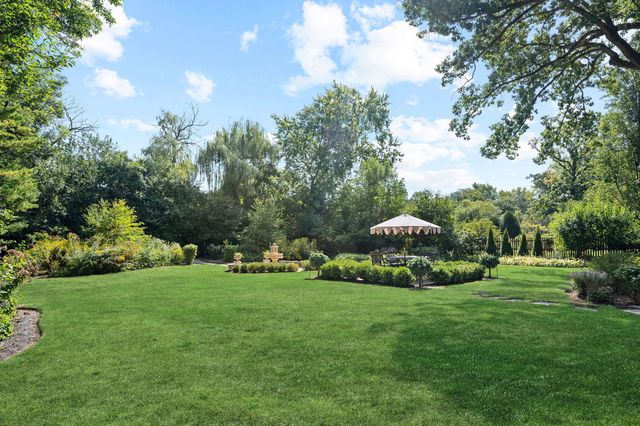 571 Lexington Drive, Lake Forest, IL 60045