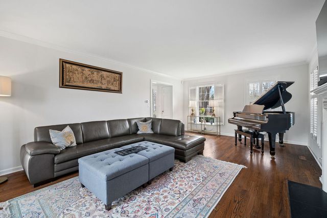 571 Lexington Drive, Lake Forest, IL 60045