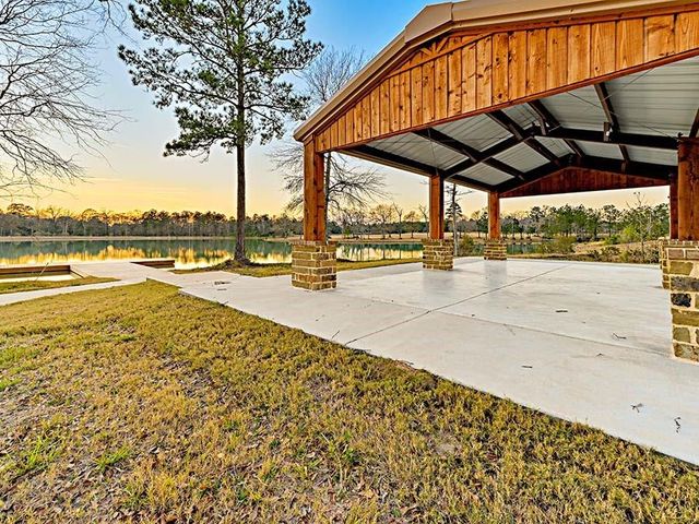 215 Shoreview Drive, Conroe, TX 77303