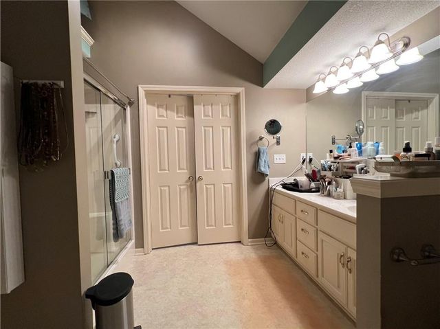 101 HEATHERTON Court, Gladstone, MO 64118