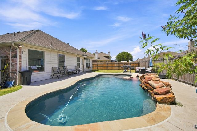 106 Fallen Rock Drive, Waxahachie, TX 75165