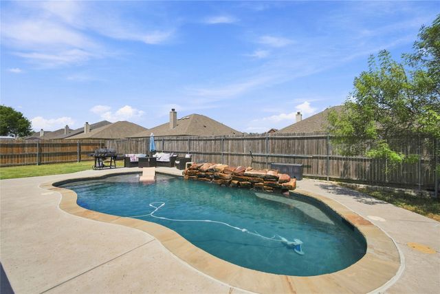106 Fallen Rock Drive, Waxahachie, TX 75165
