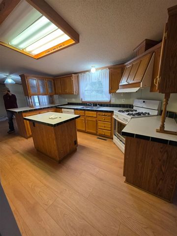 8959 Meadowview Drive, Kalamazoo, MI 49009