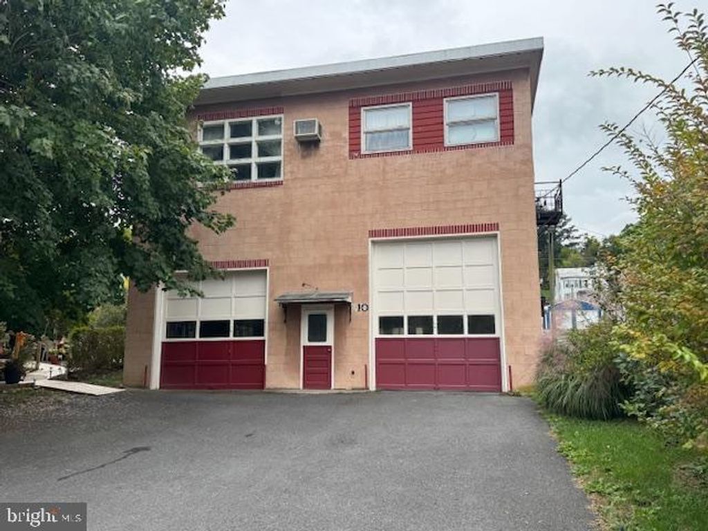 10 S MAIN ST, Yeagertown, PA 17099