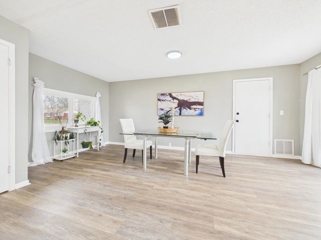 7701 E Lincoln St, Wichita, KS 67207