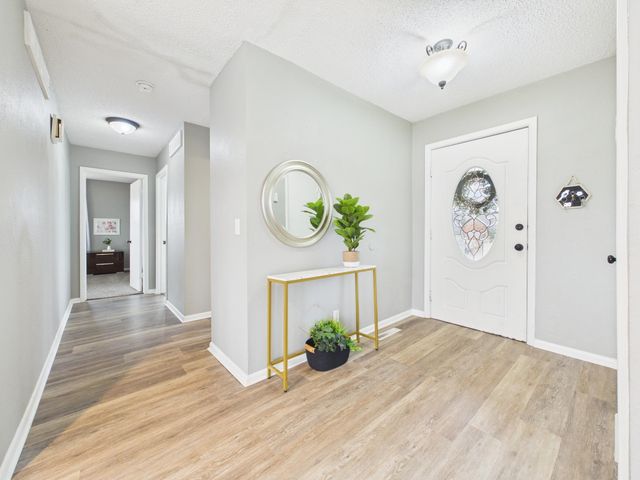 7701 E Lincoln St, Wichita, KS 67207