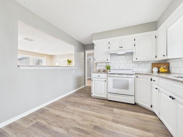 7701 E Lincoln St, Wichita, KS 67207