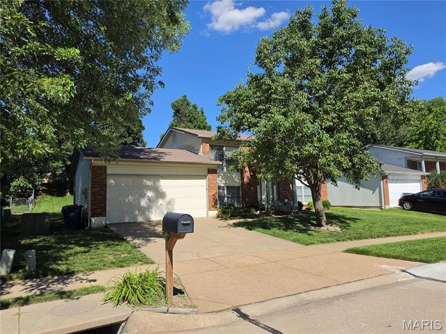12137 Glenpark Drive, Maryland Heights, MO 63043