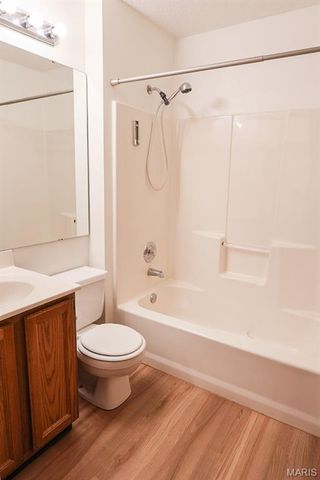 12137 Glenpark Drive, Maryland Heights, MO 63043