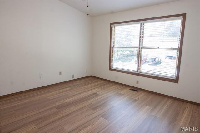 12137 Glenpark Drive, Maryland Heights, MO 63043