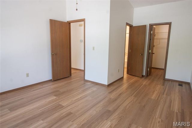 12137 Glenpark Drive, Maryland Heights, MO 63043