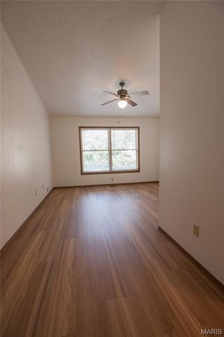 12137 Glenpark Drive, Maryland Heights, MO 63043