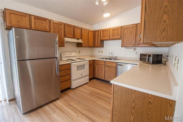 12137 Glenpark Drive, Maryland Heights, MO 63043