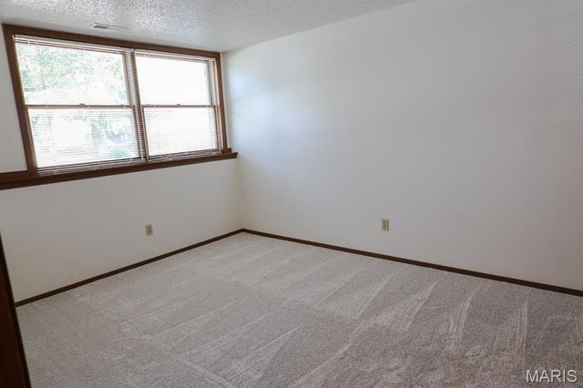 12137 Glenpark Drive, Maryland Heights, MO 63043
