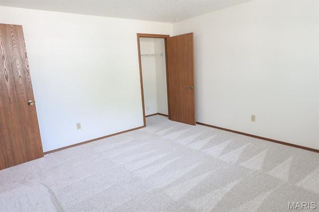 12137 Glenpark Drive, Maryland Heights, MO 63043