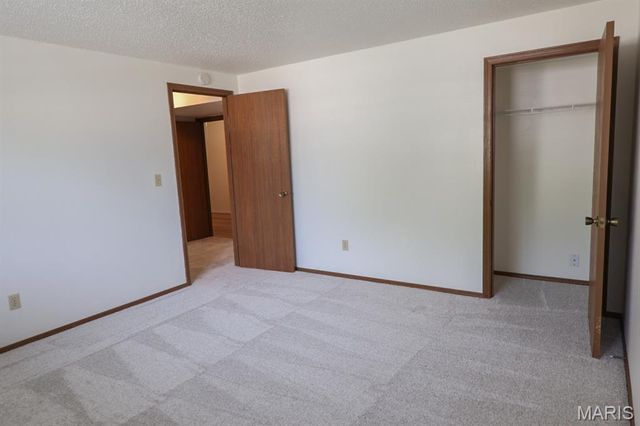 12137 Glenpark Drive, Maryland Heights, MO 63043