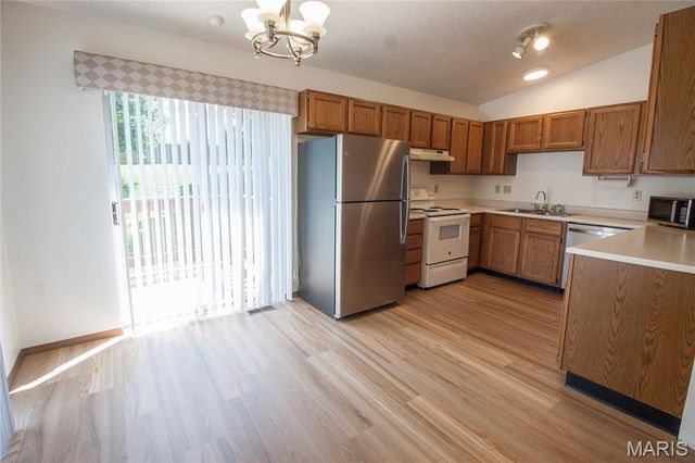 12137 Glenpark Drive, Maryland Heights, MO 63043