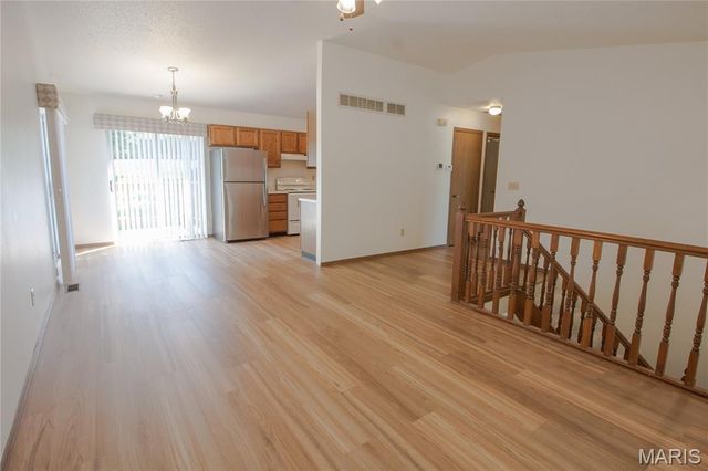 12137 Glenpark Drive, Maryland Heights, MO 63043