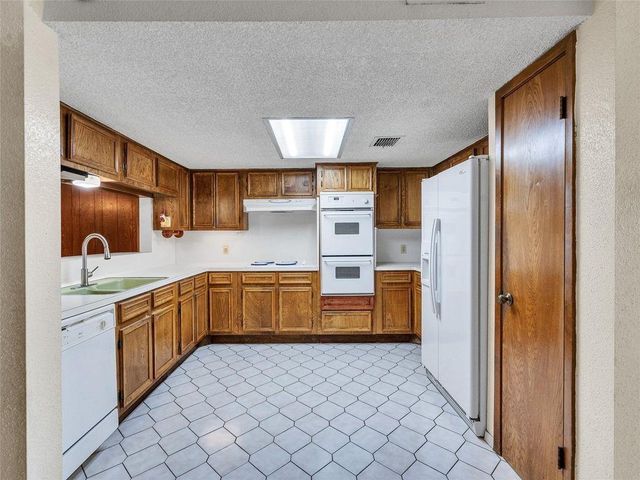 1320 Town Circle 1, Baytown, TX 77520