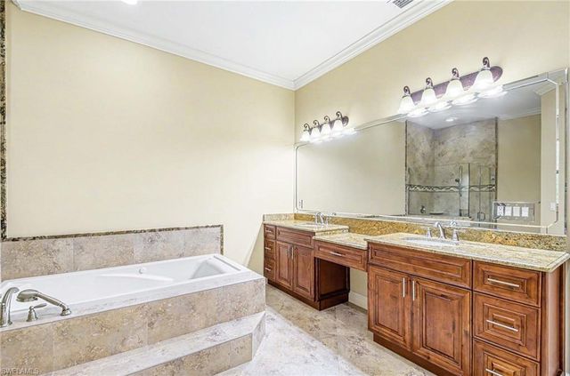 672 Fairway TER, Naples, FL 34103