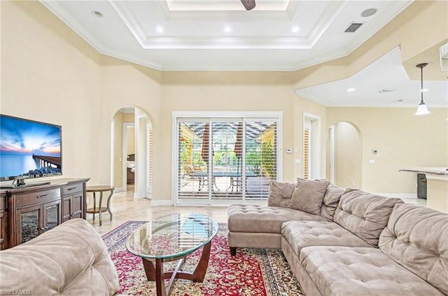 672 Fairway TER, Naples, FL 34103
