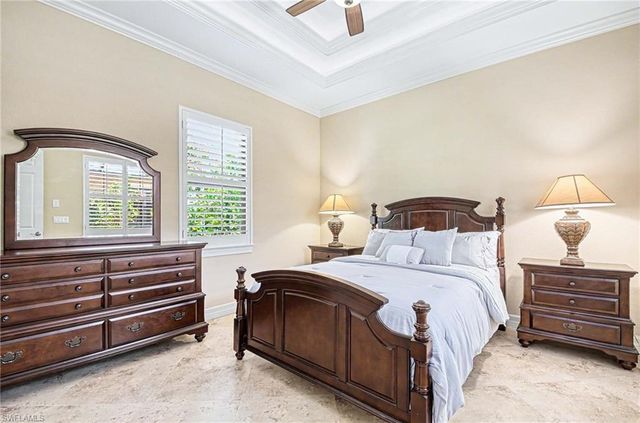 672 Fairway TER, Naples, FL 34103