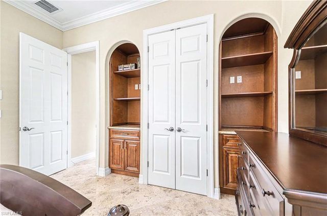 672 Fairway TER, Naples, FL 34103