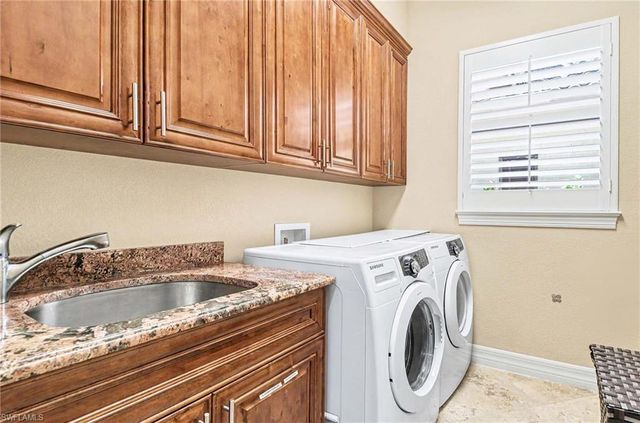 672 Fairway TER, Naples, FL 34103