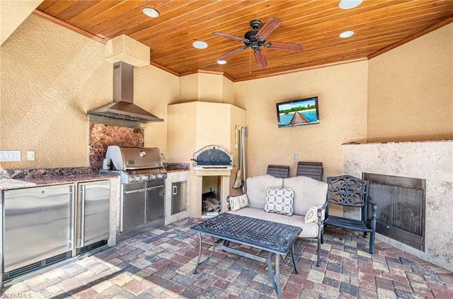 672 Fairway TER, Naples, FL 34103