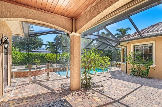 672 Fairway TER, Naples, FL 34103