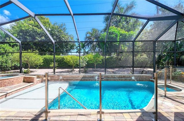 672 Fairway TER, Naples, FL 34103