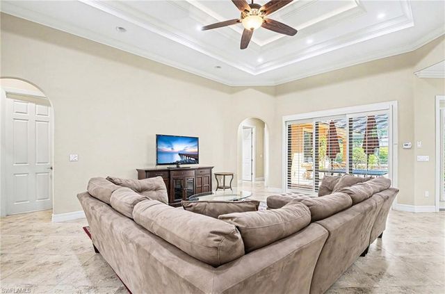672 Fairway TER, Naples, FL 34103
