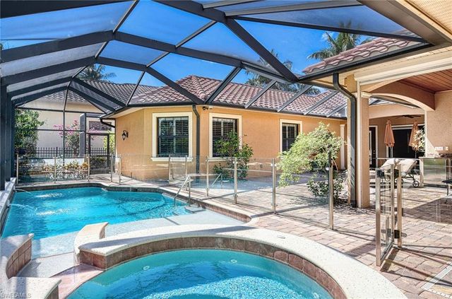 672 Fairway TER, Naples, FL 34103