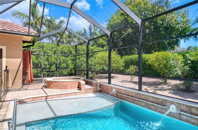 672 Fairway TER, Naples, FL 34103