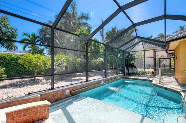 672 Fairway TER, Naples, FL 34103