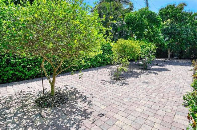 672 Fairway TER, Naples, FL 34103