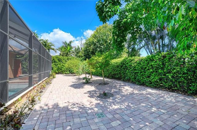 672 Fairway TER, Naples, FL 34103