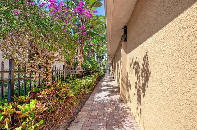 672 Fairway TER, Naples, FL 34103