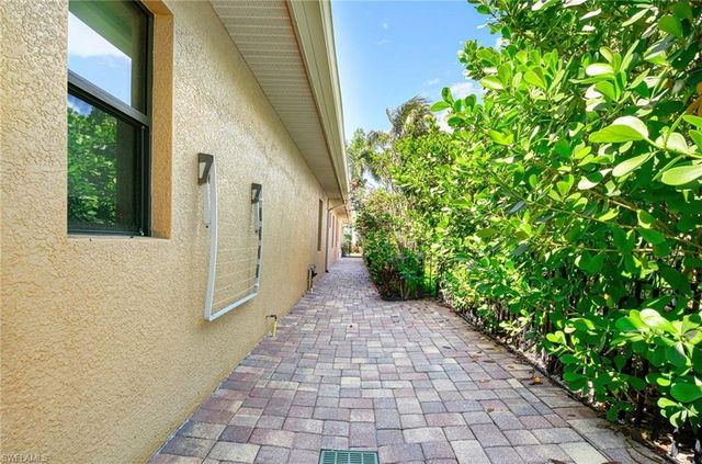 672 Fairway TER, Naples, FL 34103