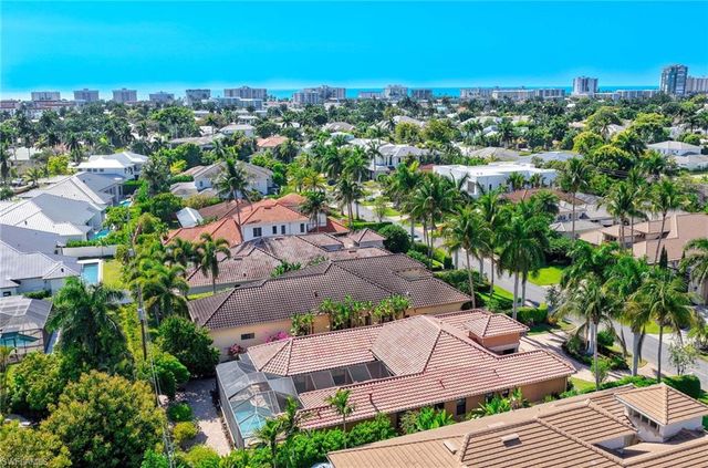 672 Fairway TER, Naples, FL 34103