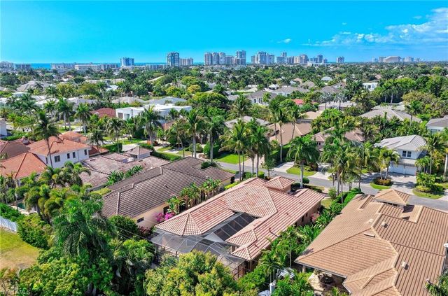 672 Fairway TER, Naples, FL 34103