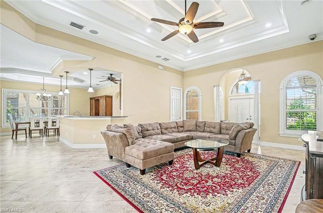 672 Fairway TER, Naples, FL 34103